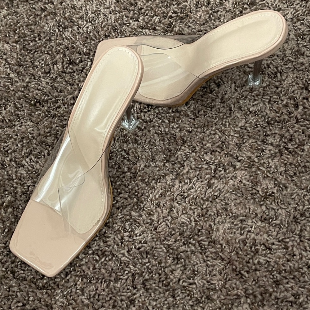 Womens size 9 heels.